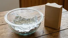 Silber glänzt in wenigen Minuten wie neu: Backpulver und Alufolie sorgen für strahlende Sauberkeit